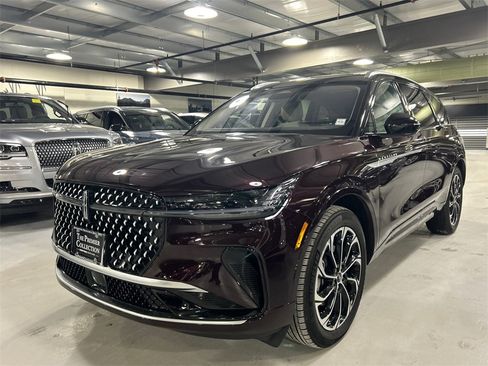 Used 2025 Lincoln Nautilus Reserve image 5