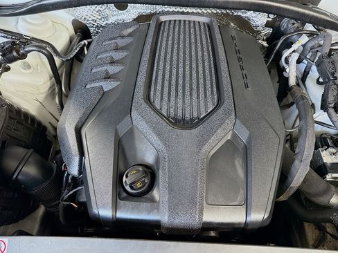 Used 2023 Porsche Macan AWD/4WD image 39