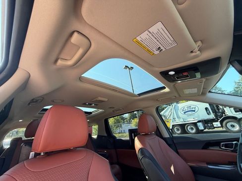 Used 2024 Kia Carnival SX Prestige FWD image 27