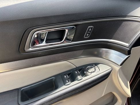 Used 2018 Ford Explorer XLT w/ Equipment Group 202A AWD/4WD image 16