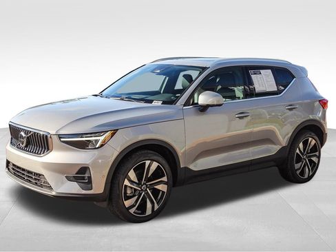 Used 2025 Volvo XC40 B5 Plus image 3