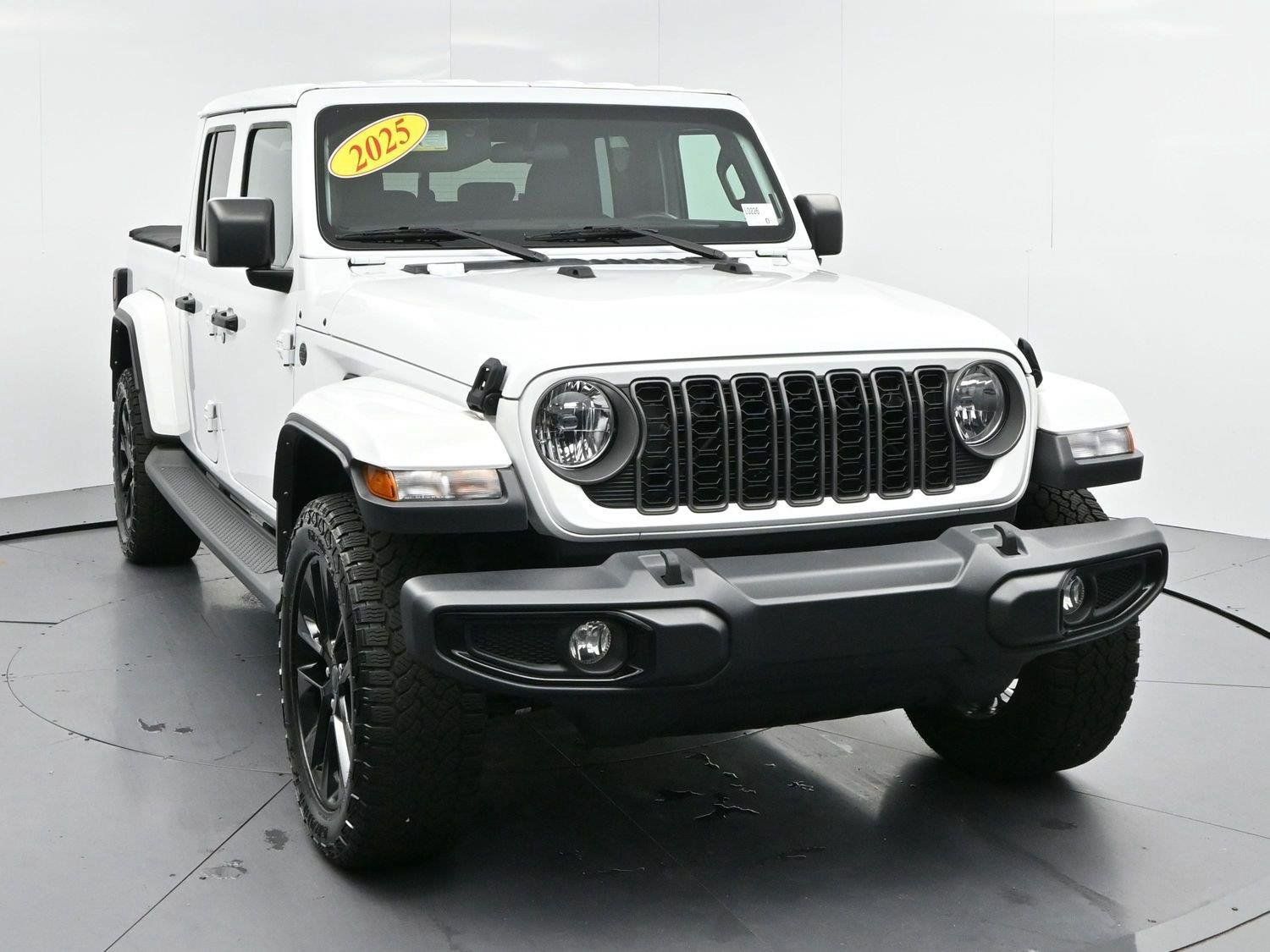 Used 2025 Jeep Gladiator Sport AWD/4WD image 2