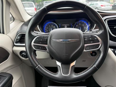 Used 2018 Chrysler Pacifica Touring-L FWD image 10