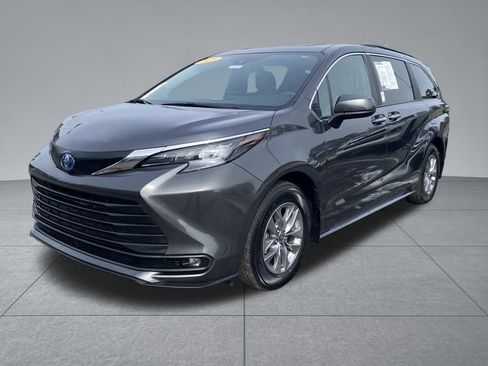 Used 2025 Toyota Sienna XLE image 2