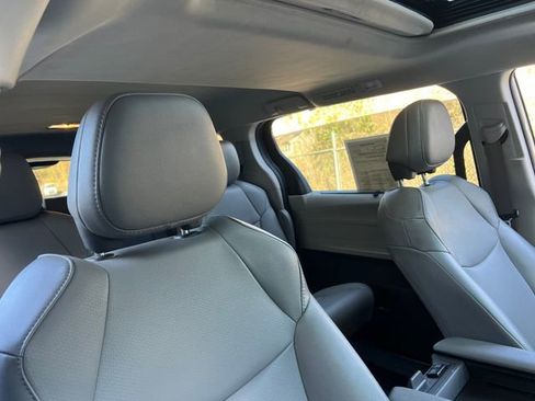 Used 2021 Toyota Sienna XLE image 32