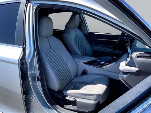 Used 2022 Toyota Camry SE FWD image 7