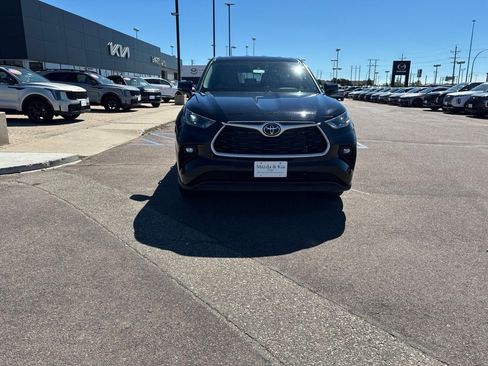 Used 2024 Toyota Highlander LE AWD/4WD image 2