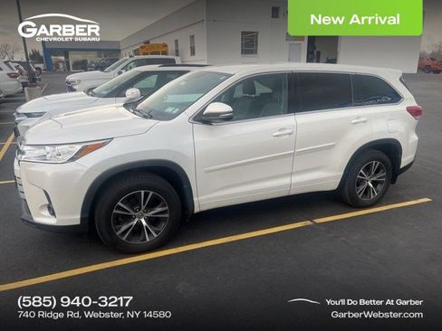 Used 2017 Toyota Highlander LE image 1