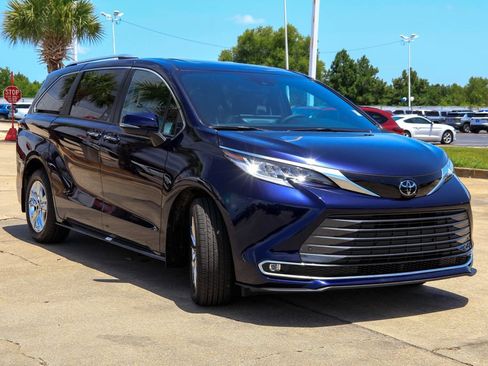 Used 2026 Toyota Sienna Limited FWD image 26