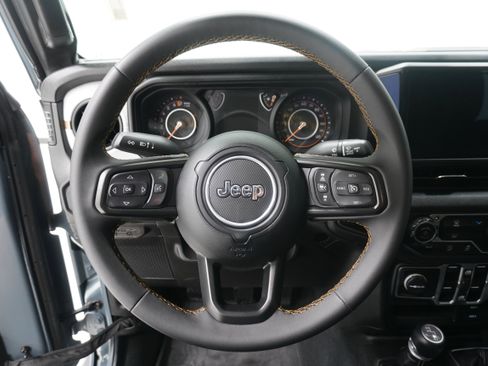 Used 2024 Jeep Gladiator Sport AWD/4WD image 18