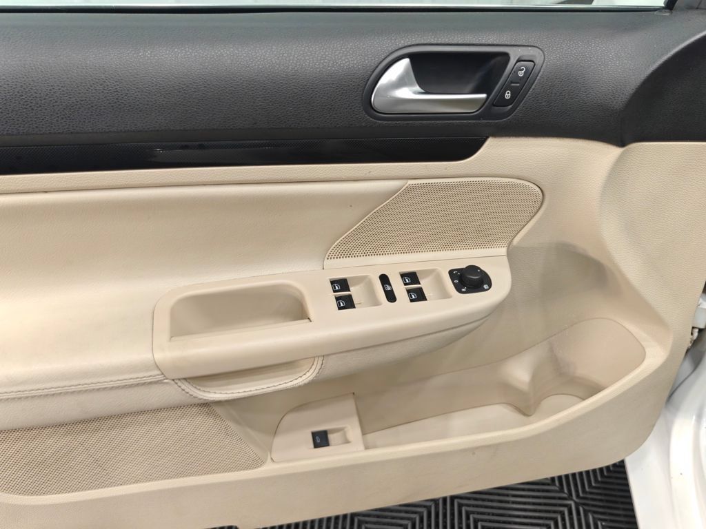 Used 2013 Volkswagen Jetta TDI FWD image 30