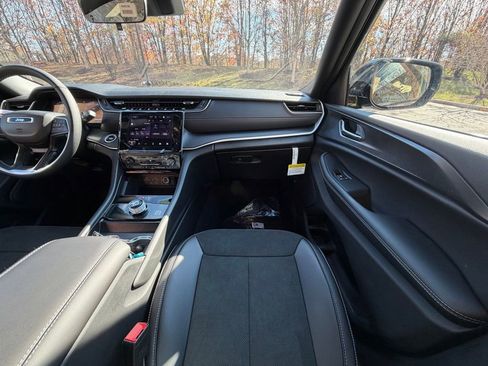 New 2025 Jeep Grand Cherokee L Laredo AWD/4WD image 14