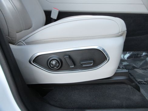 Used 2023 Jeep Wagoneer L Series III w/ Premium Group I image 30