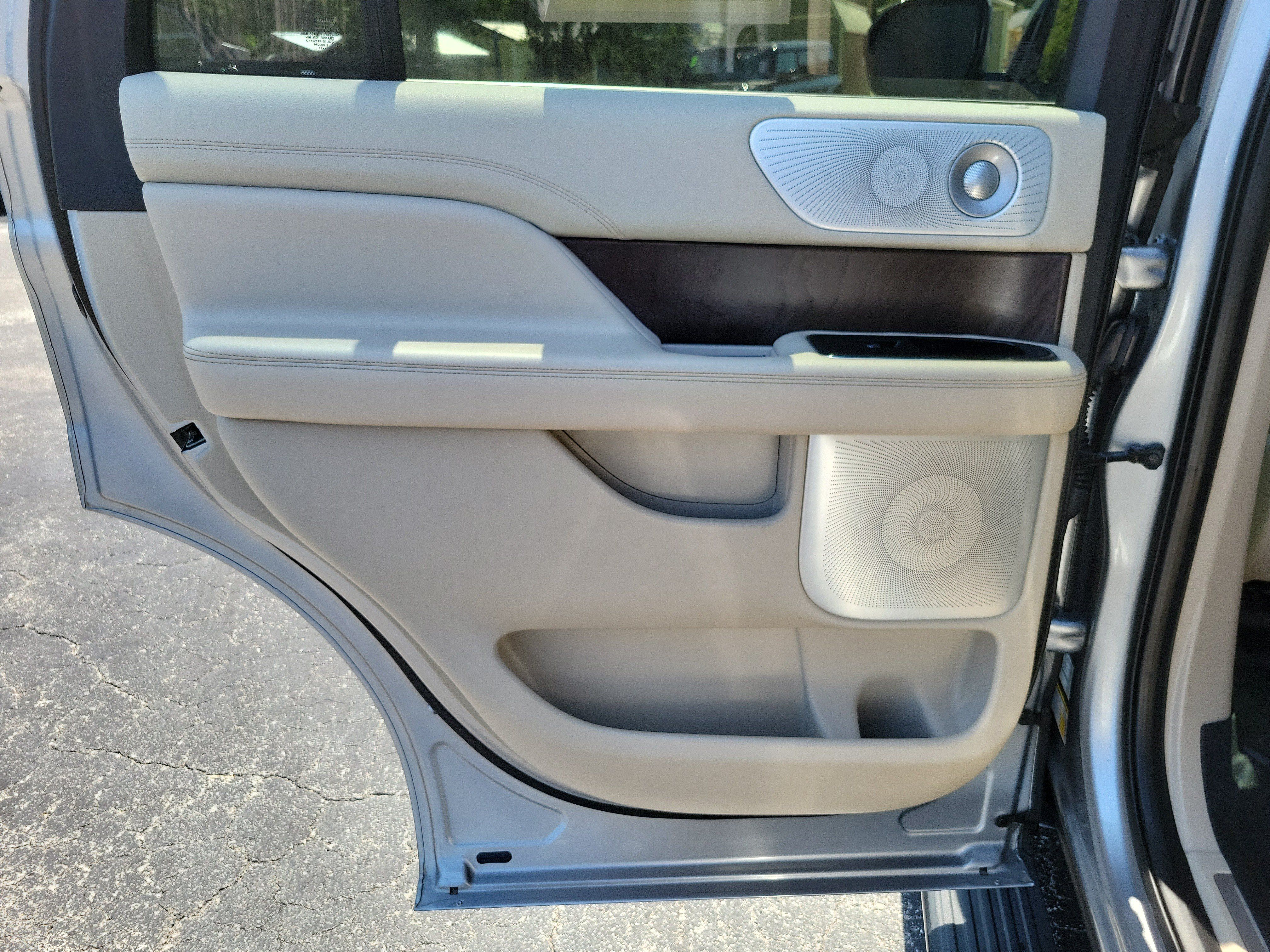 Used 2021 Lincoln Navigator Reserve w/ Luxury Package AWD/4WD image 23