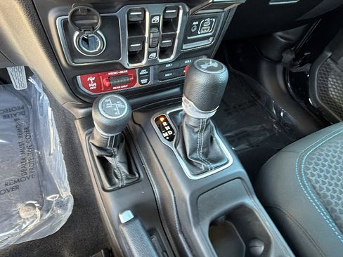 Used 2025 Jeep Wrangler Unlimited Rubicon 4xe w/ Convenience Group AWD/4WD image 31