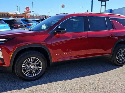 Used 2025 Chevrolet Traverse LT FWD image 4