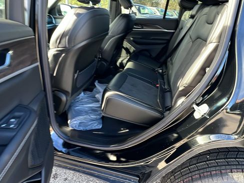 New 2026 Jeep Grand Cherokee Altitude image 19