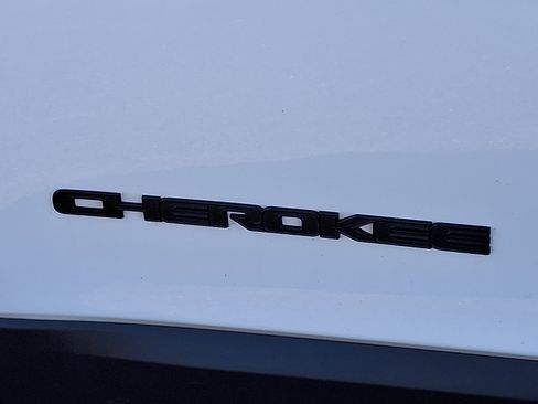 Used 2021 Jeep Cherokee Latitude Plus image 30