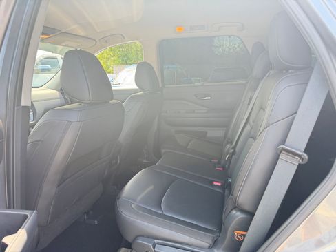 Used 2025 Nissan Pathfinder SL image 6