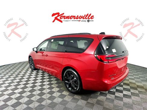 New 2026 Chrysler Pacifica Limited w/ Uconnect Theater Family Group image 5