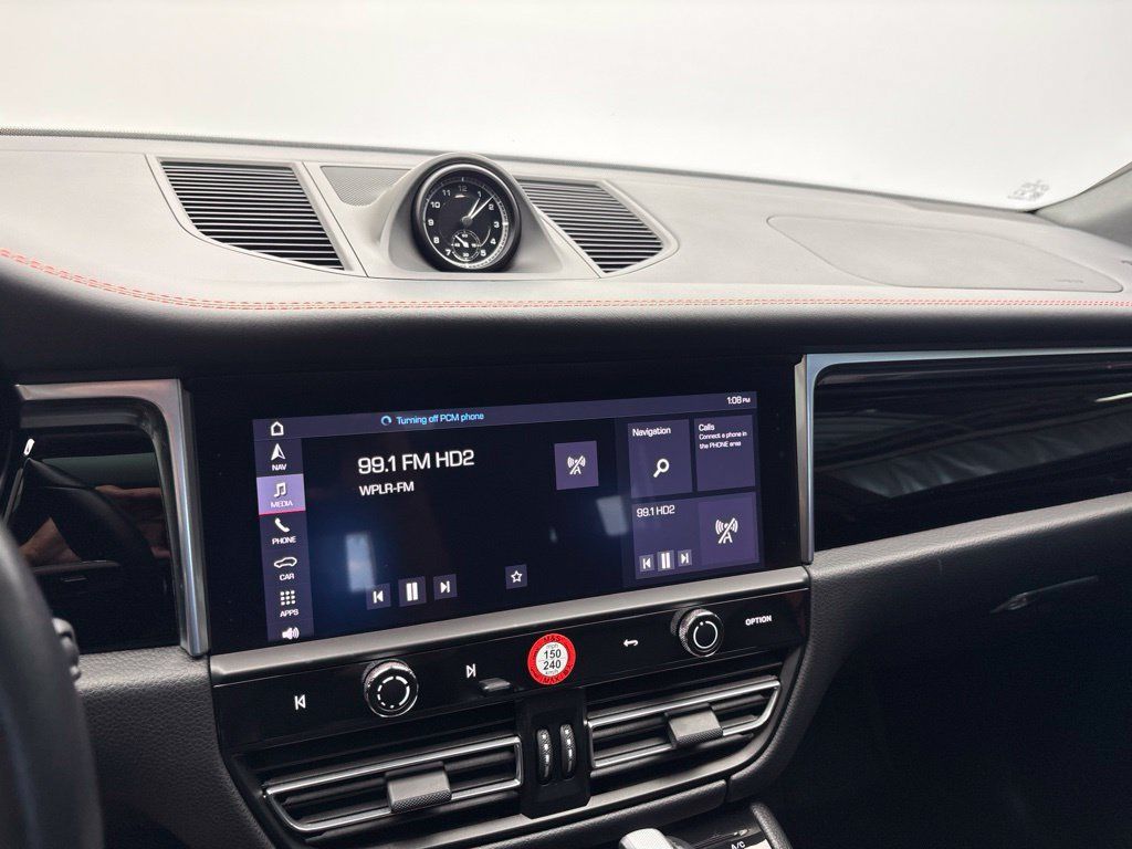 Certified 2024 Porsche Macan AWD/4WD image 32