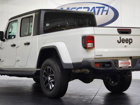 Used 2023 Jeep Gladiator Sport image 9