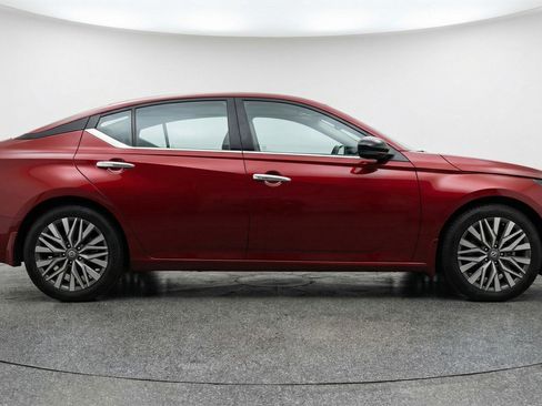 Used 2025 Nissan Altima 2.5 SV FWD image 11