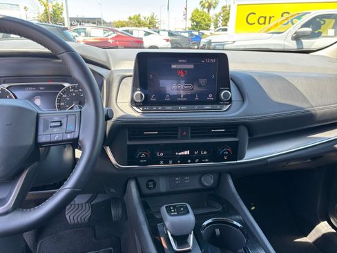 Used 2025 Nissan Rogue SV FWD image 17