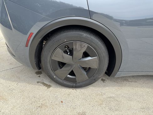 Used 2025 Toyota Prius LE FWD image 32
