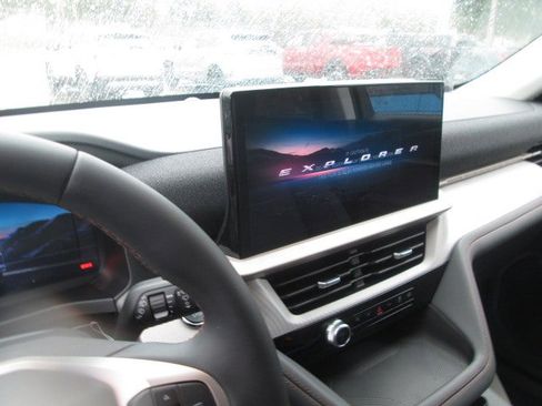 New 2025 Ford Explorer Active image 9