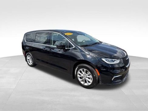 Used 2024 Chrysler Pacifica Touring-L image 3