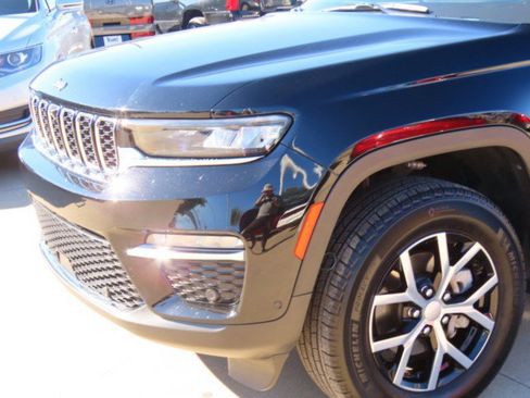 Used 2023 Jeep Grand Cherokee Limited w/ Luxury Tech Group II image 3