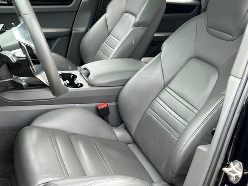 Certified 2023 Porsche Cayenne AWD/4WD image 5