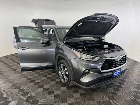 Used 2020 Toyota Highlander XLE w/ Protection Package #3 AWD/4WD image 12