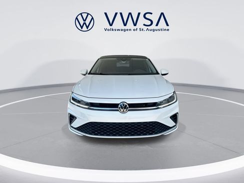 Certified 2025 Volkswagen Jetta SE FWD image 2
