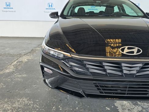 Used 2025 Hyundai Elantra SE FWD image 29