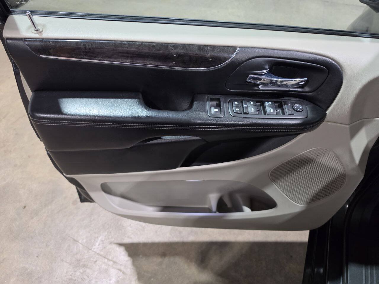 Used 2011 Chrysler Town & Country Touring FWD image 23