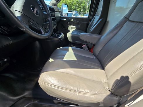 Used 2018 GMC Savana 3500 Extended w/ Driver Convenience Package image 10
