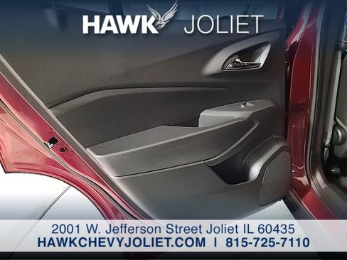 Used 2025 Chevrolet Trax LT w/ LT Convenience Package FWD image 21