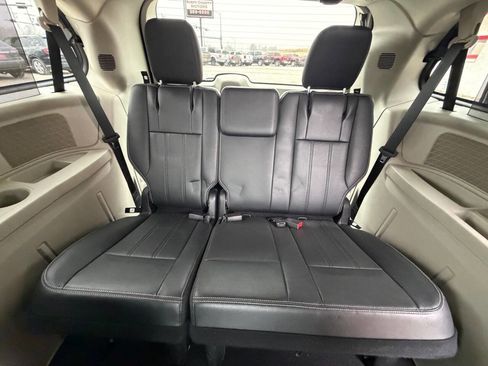 Used 2015 Chrysler Town & Country Touring-L w/ Driver Convenience Group image 16