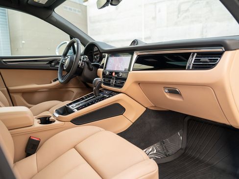 Used 2025 Porsche Macan image 26