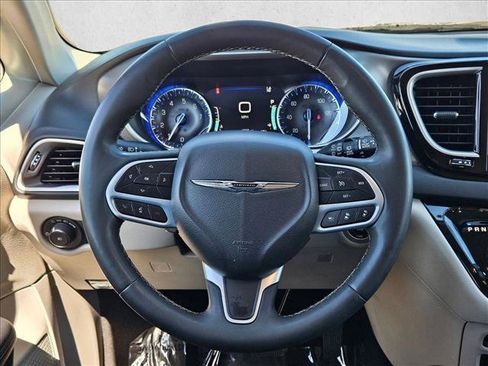 Used 2023 Chrysler Pacifica Touring-L FWD image 14