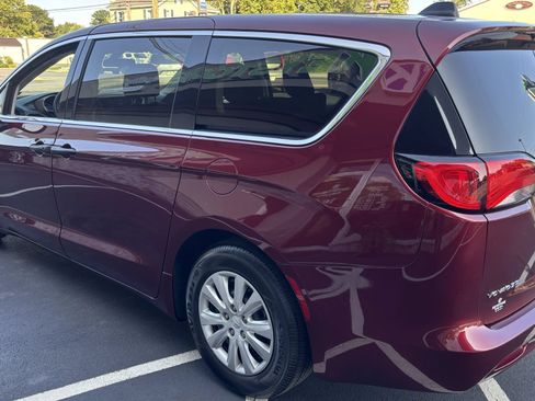 Used 2020 Chrysler Voyager L FWD image 2