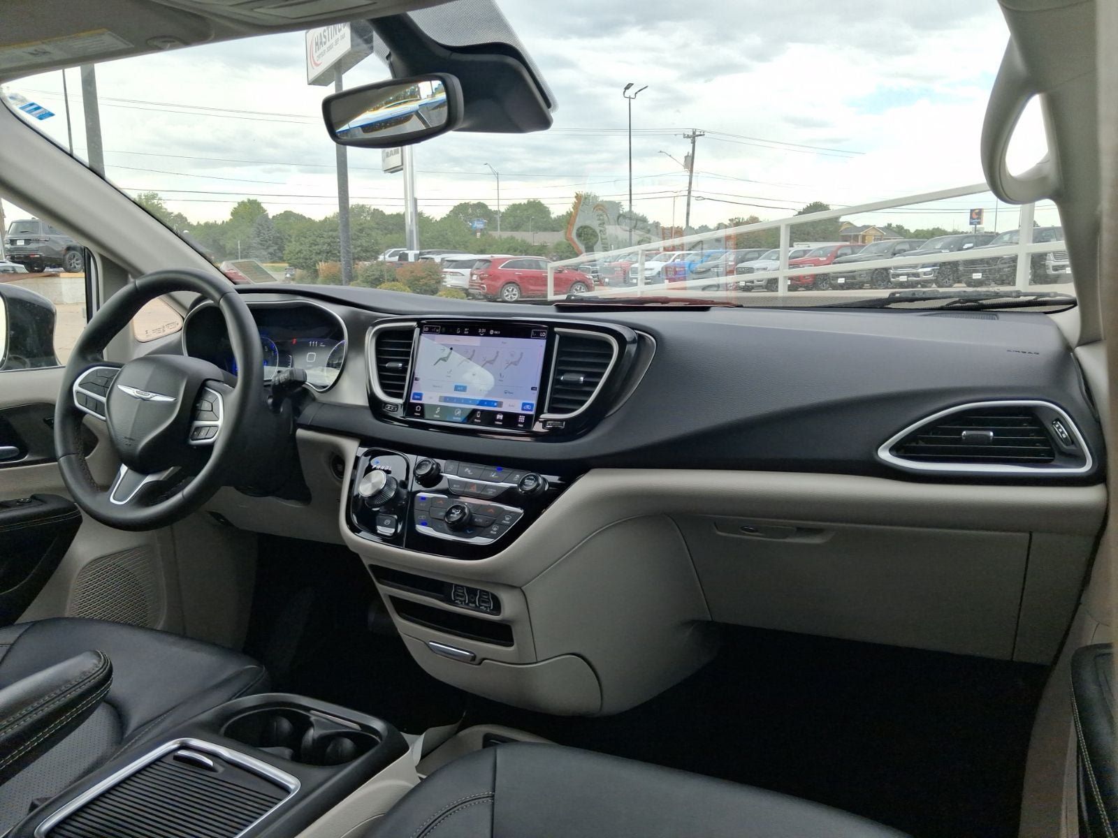 Used 2024 Chrysler Pacifica Touring-L FWD image 14