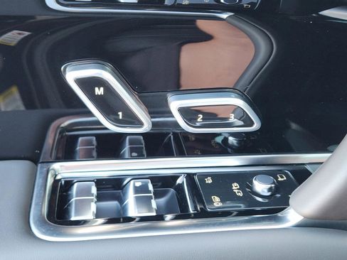 New 2025 Land Rover Range Rover Long Wheelbase SE image 17