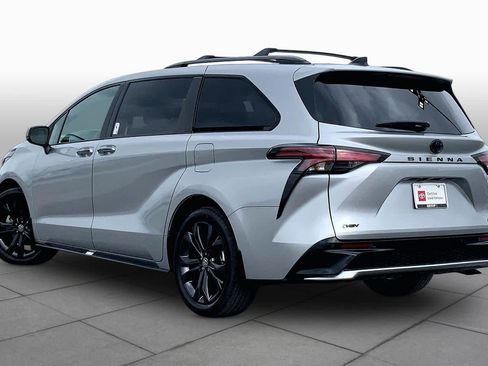 Used 2025 Toyota Sienna XSE w/ XSE Plus Package FWD image 12