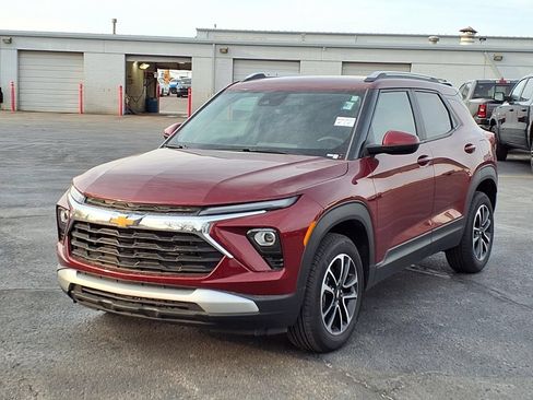 Used 2025 Chevrolet TrailBlazer LT w/ Driver Confidence Package AWD/4WD image 2