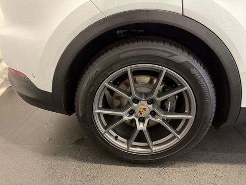 Certified 2024 Porsche Cayenne AWD/4WD image 12