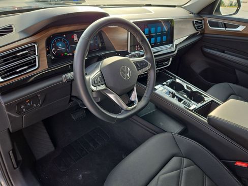 Used 2025 Volkswagen Atlas SE FWD image 12