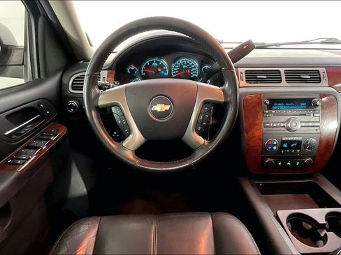 Used 2014 Chevrolet Suburban LT RWD image 6